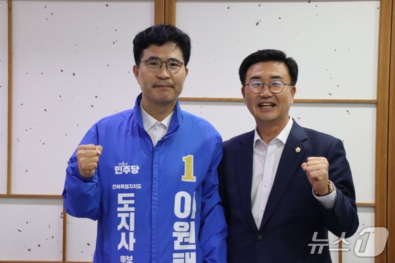 유의식 전북 완주군의장(오른쪽)이 이원택 민주당 전북도지사 예비후보 선대위에 합류한다.(선대위제공. 재판매 및 DB금지)2026.5.11/뉴스1