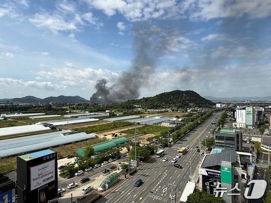 11일 오전 광주 서구 세하동 한 폐기물 창고에서 발생한 화재 연기가 치솟고 있다. 2026.5.11/뉴스1 김태성 기자