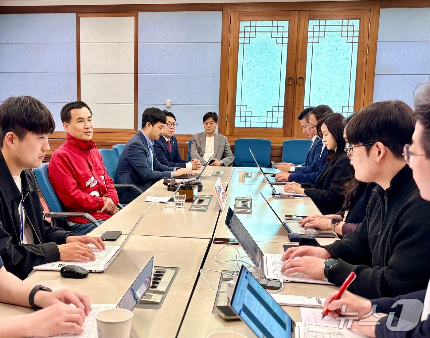 김진태 국민의힘 강원특별자치도지사 예비후보가 11일 강원도청 브리핑룸에서 열린 기자간담회에서 발언하고 있다.(김진태 후보 측 제공. 재판매 및 DB금지)/뉴스1