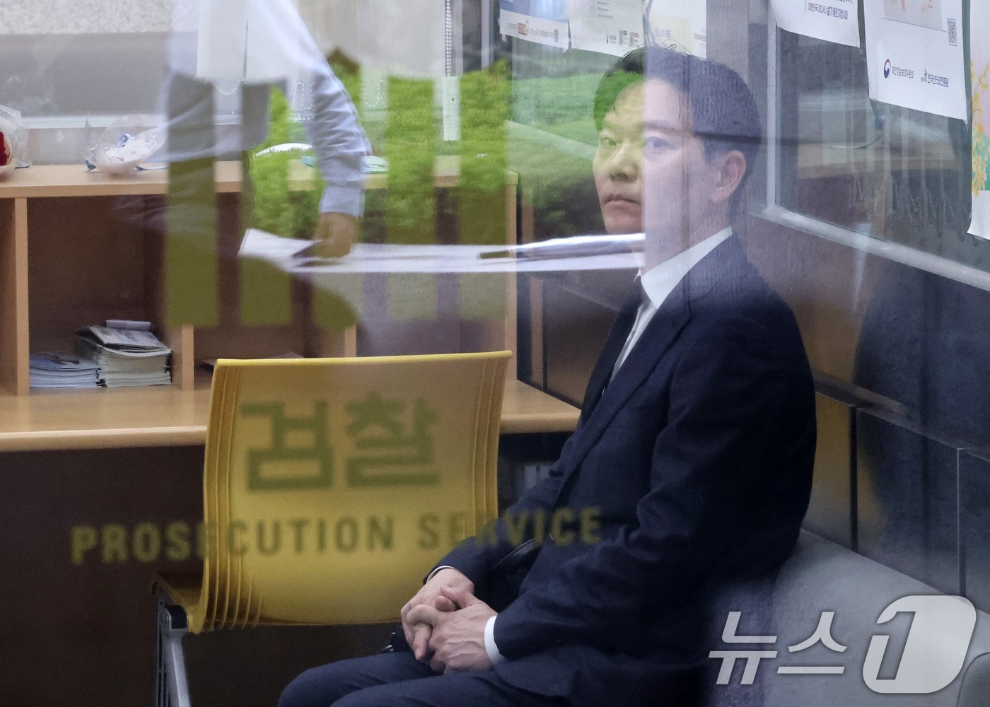 쌍방울 대북송금 사건 수사 과정에서 '연어 술파티 진술 회유 의혹'을 받는 박상용 인천지검 부부장검사가 11일 서울 서초구 대검찰청에서 열리는 감찰위원회에 출석을 자청하며 민원실에 대기하고 있다.  구자현 검찰총장 직무대행은 12일 박 검사가 피의자들에게 김밥, 커피 등 음식물을 정당한 사유없이 제공했다며 법무부에 징계를 청구했다. 2026.5.11 ⓒ 뉴스1 김성진 기자