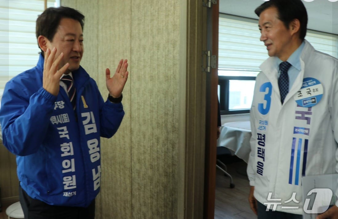지난 6일 평택지역 언론과 인터뷰 자리에서 마주친 김용남 더불어민주당 평택을 후보와 조국 조국혁신당 후보. (SNS 갈무리) ⓒ 뉴스1 