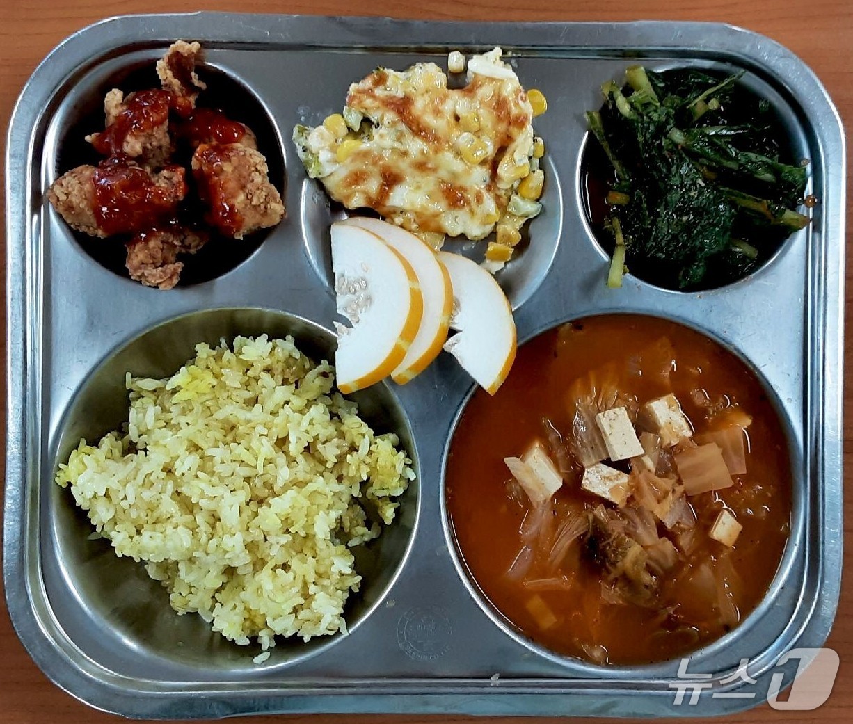 일부 학생과 교직원이 장염 유사 증세를 보인 학교의 지난 8일 급식(대전시교육청 제공) /뉴스1