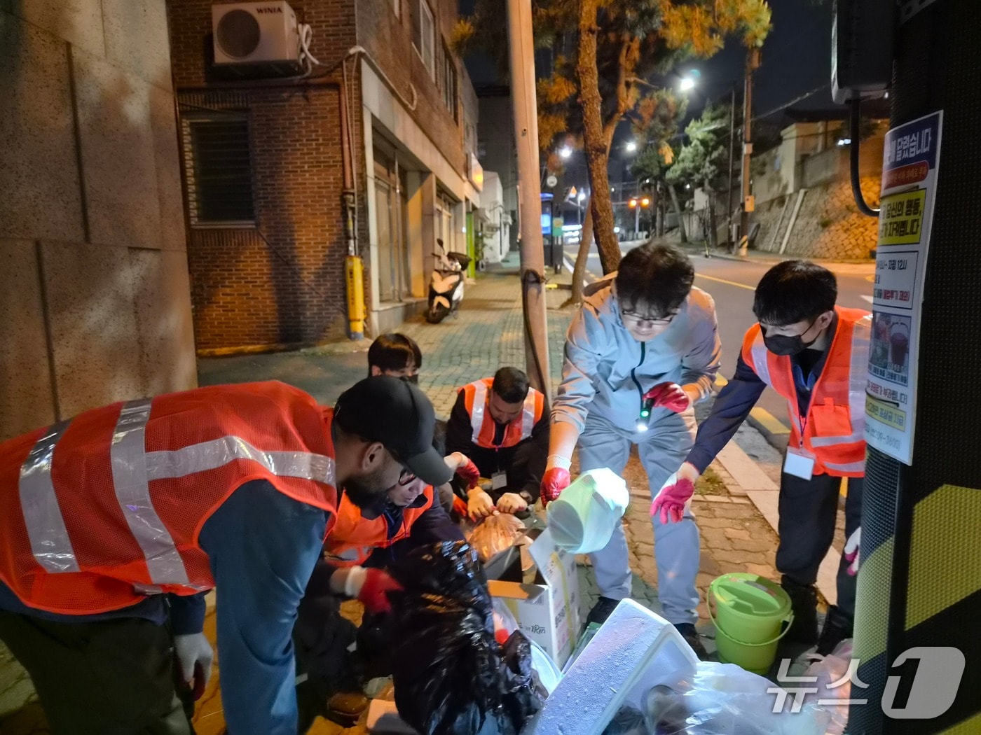 울산 동구 외국인자원봉사자 클린 홍보단 활동.(울산 동구 제공. 재판매 및 DB금지)/뉴스1