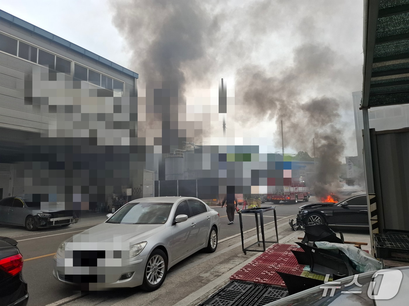 12일 오전 8시 14분쯤 창원시 마산회원구 내서읍 중리의 한 공장에서 불이 났다 사진은 화재 현장 모습.(창원소방본부 제공. 재판매 및 DB금지)