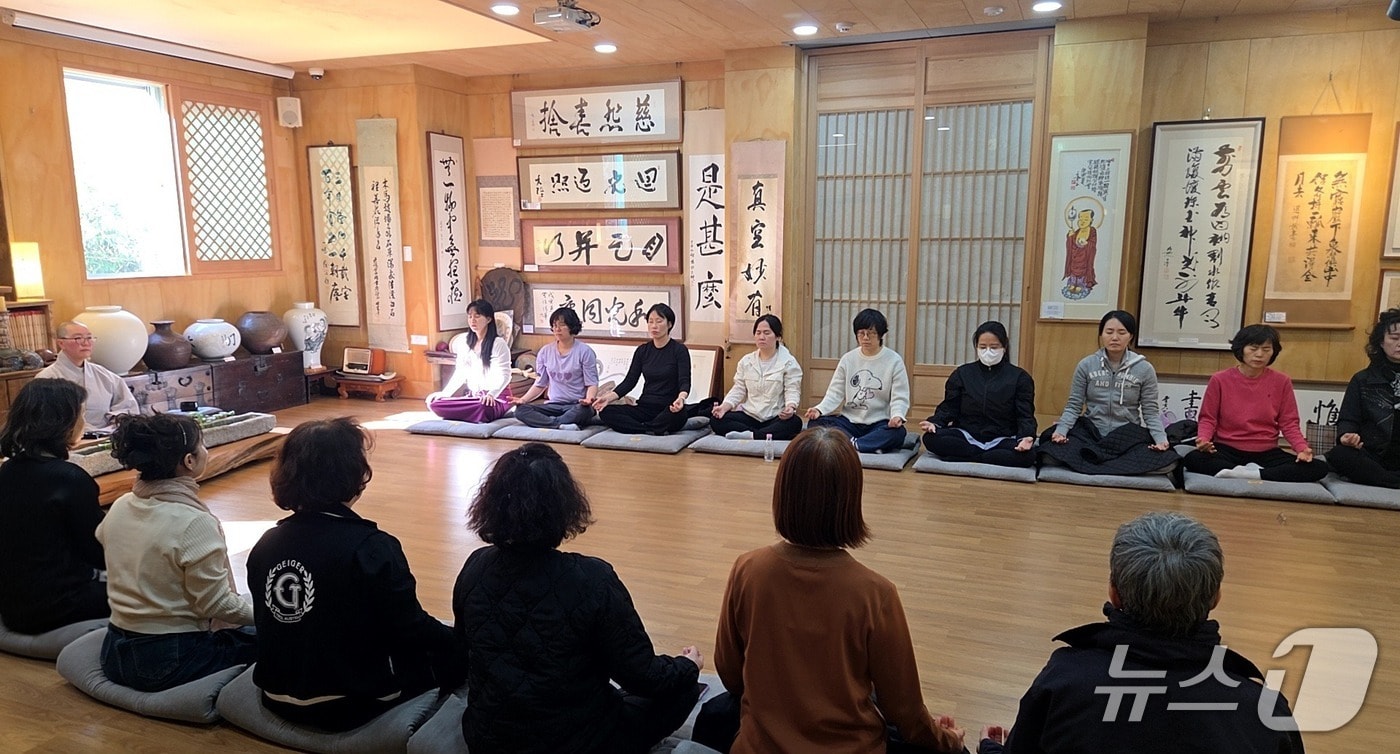 마음치유 행복명상 모습.(서구 제공. 재판매 및 DB금지)/뉴스1