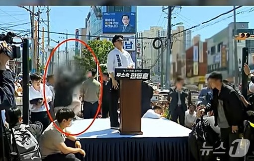 지난 9일  부산 북구 구포시장 인근 쌈지공원에서 열린 한동훈 후보 출마 기자회견 모습을 담으려던 방송사 카메라 기자가 뒷걸음치다 떨어지는 장면. (유튜브 갈무리) ⓒ 뉴스1