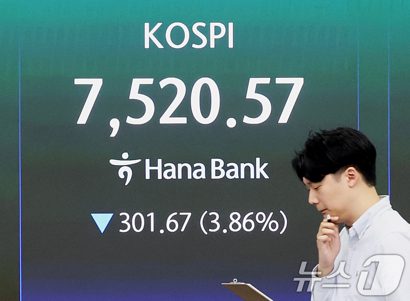 코스피가 장중 7500선대로 밀린 12일 오전 서울 중구 하나은행 딜링룸 전광판에 코스피 지수가 표시돼 있다. 2026.5.12 ⓒ 뉴스1 조연우 인턴기자