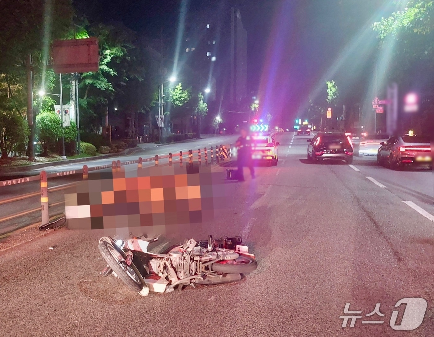 12일 오전 1시 13분쯤 부산 연제구 연산동 연제구청 삼거리 부근에서 오토바이를 운전하던 40대가 도로 중앙 분리대를 들이받는 사고를 냈다. 사진은 사고 현장 모습. (연제경찰서 제공. 재판매 및 DB금지)