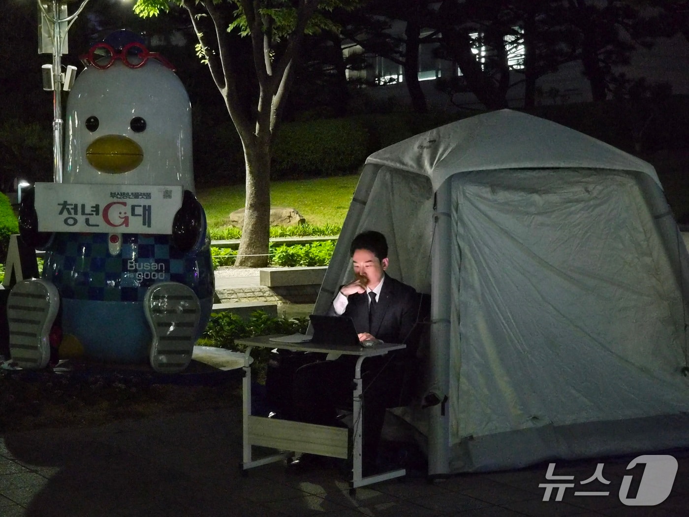 정이한 개혁신당 부산시장 예비후보가 TV 토론회 배제 결정 철회를 촉구하며 부산시청 앞에서 단식을 하고 있다. 2026.5.8/뉴스1 ⓒ News1 임순택 기자