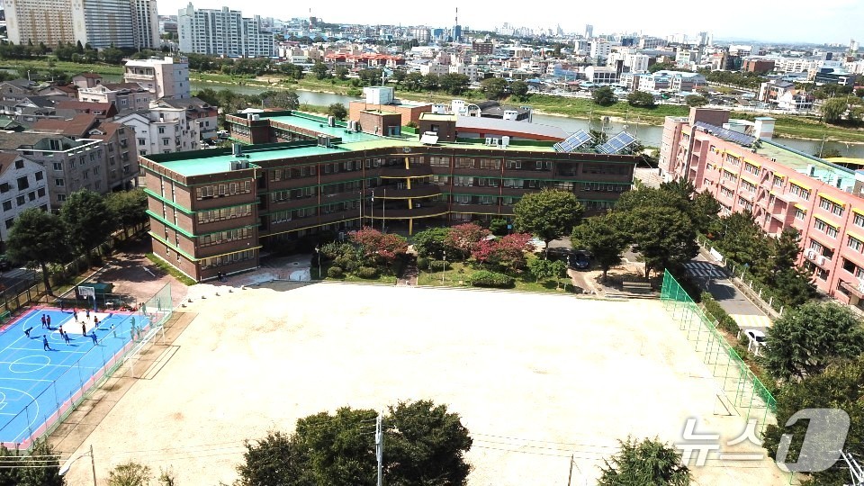 전주덕일중학교 전경.(전주덕일중 홈페이지 갈무리, 재판매 및 DB 금지)/뉴스1