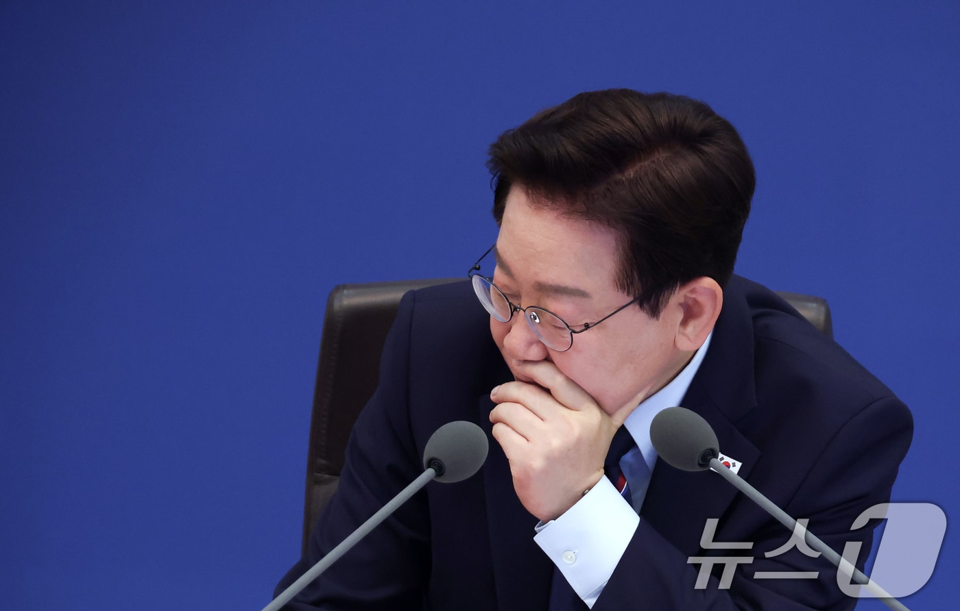 이재명 대통령이 지난 12일 청와대에서 열린 제21회 국무회의 겸 제8차 비상경제점검회의에서 보고를 청취하고 있다. (청와대통신사진기자단) 2026.5.12 ⓒ 뉴스1 이재명 기자