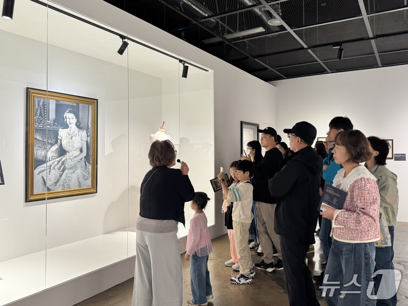시민들이 울산 장생포문화창고에서 '퀸즈컬렉션'에 전시된 작품을 둘러보고 있다.(울산 남구 제공. 재판매 및 DB금지)/뉴스1