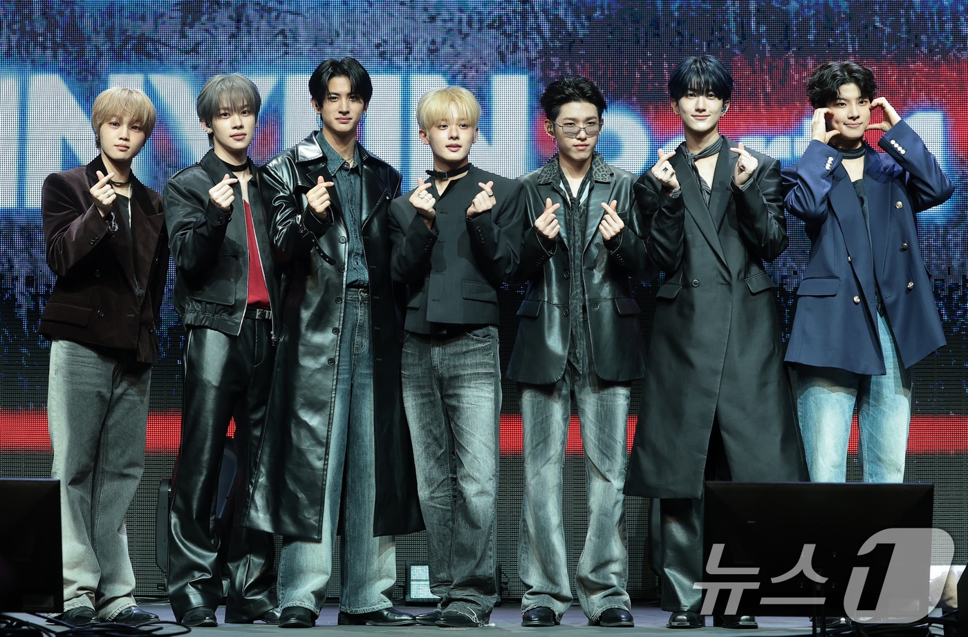 그룹 유나이트(YOUNITE) 은호(왼쪽부터)와 스티브, 형석, 우노, 데이, 경문, 시온이 12일 서울 마포구 NOL 씨어터 합정에서 열린 미니 8집 '인연 파트 1(INYUN Part.1)' 발매 쇼케이스에서 포즈를 취하고 있다. 2026.5.12 ⓒ 뉴스1 권현진 기자