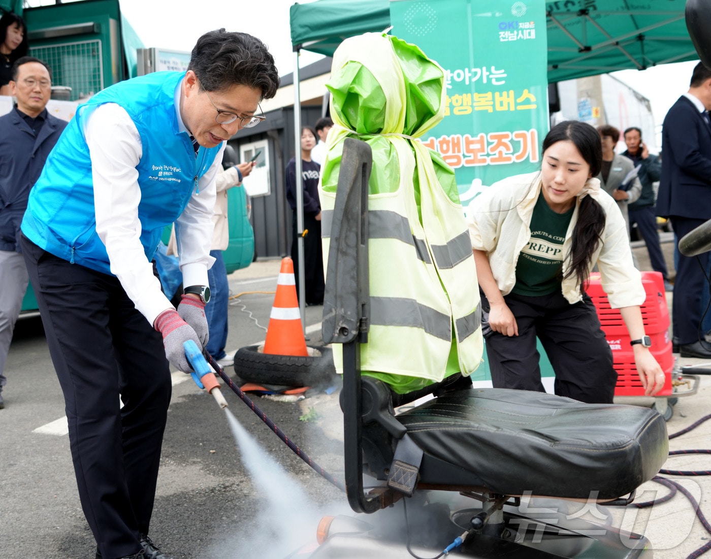 황기연 전라남도 행정부지사가 12일 장성 남면 죽분마을에서 열린 ‘찾아가는 전남 행복·건강버스’ 행사에서 보행보조기를 세척하고 있다.(전남도 제공. 재판매 및 DB금지) 2026.5.12 ⓒ 뉴스1