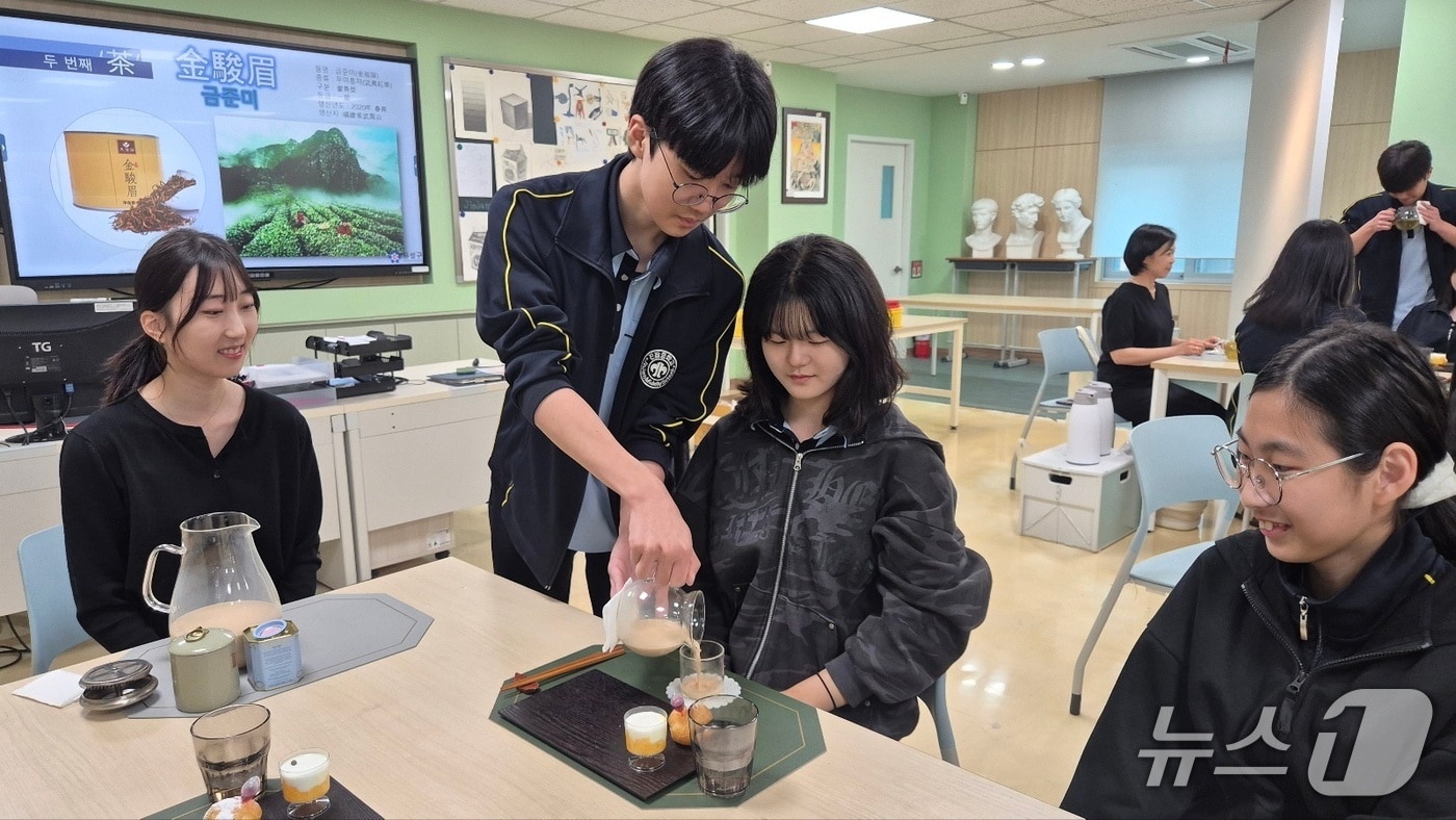 진잠중학교 학생들이 전통 차(茶) 문화 체험을 진행하고 있다.(유성구 제공. 재판매 및 DB금지)/뉴스1