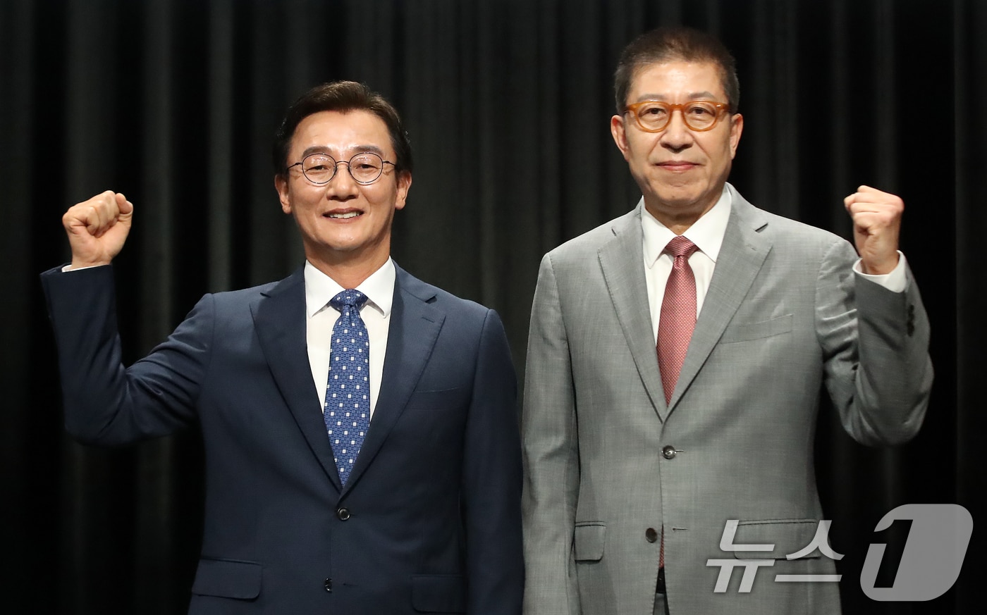 전재수 더불어민주당 부산시장 후보와 박형준 국민의힘 부산시장 후보가 12일 오후 부산 동구 부산MBC에서 열린 6·3 지방선거 부산시장 후보자 토론회에 앞서 기념촬영을 하고 있다. 2026.5.12 ⓒ 뉴스1 윤일지 기자