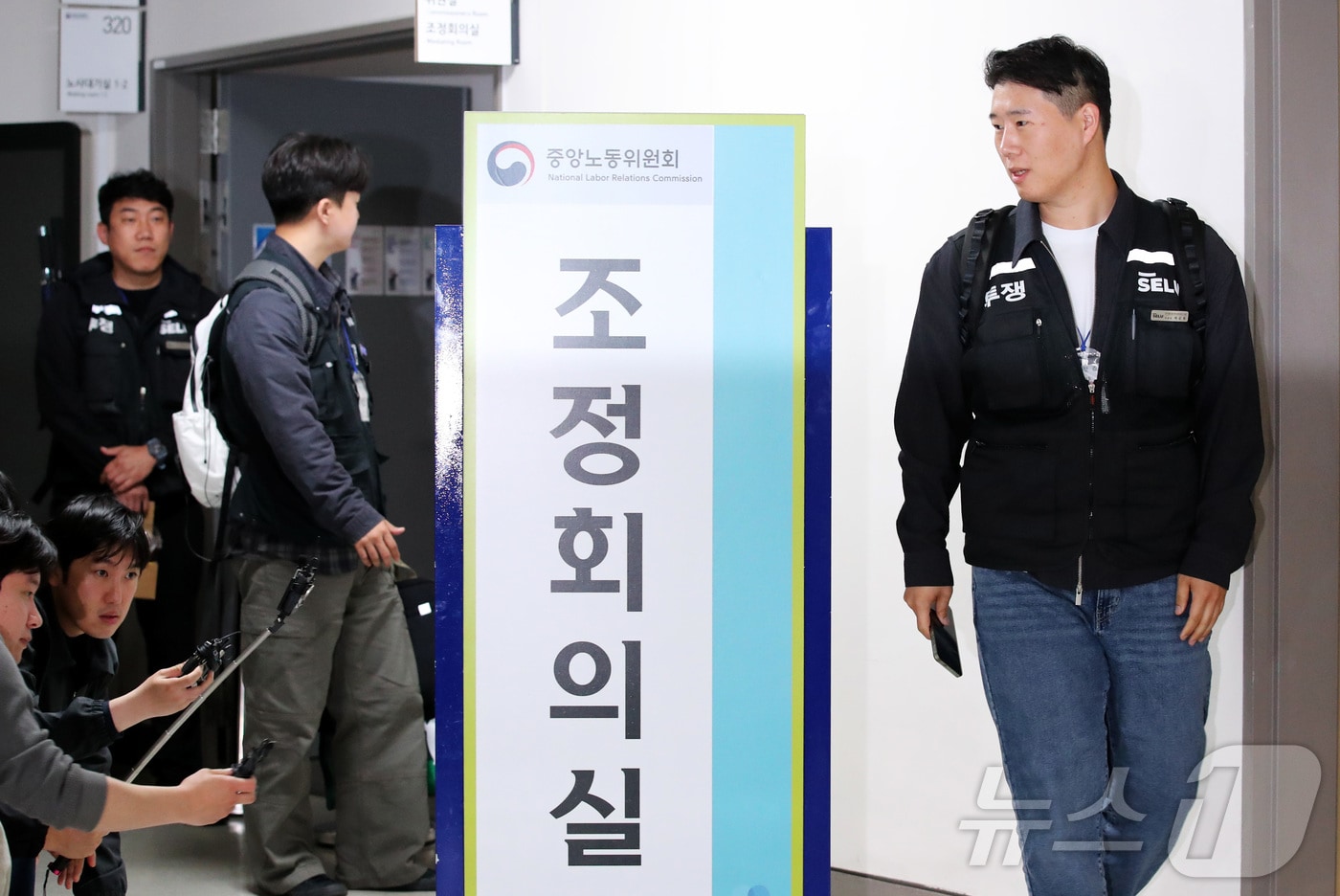 최승호 초기업노조 삼성전자지부 위원장과 교섭대표들이 13일 새벽 세종시 정부세종청사 중앙노동위원회에서 열린 사후조정 회의가 최종 결렬되며 협상장을 떠나고 있다. 2026.5.13 ⓒ 뉴스1 김기남 기자