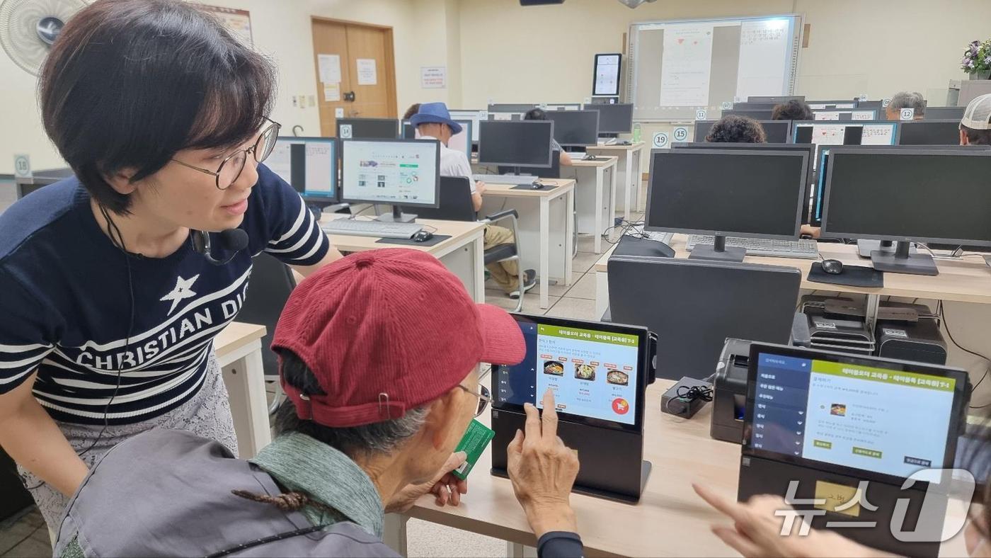 테이블오더 키오스크 모의 체험.(강남구 제공)