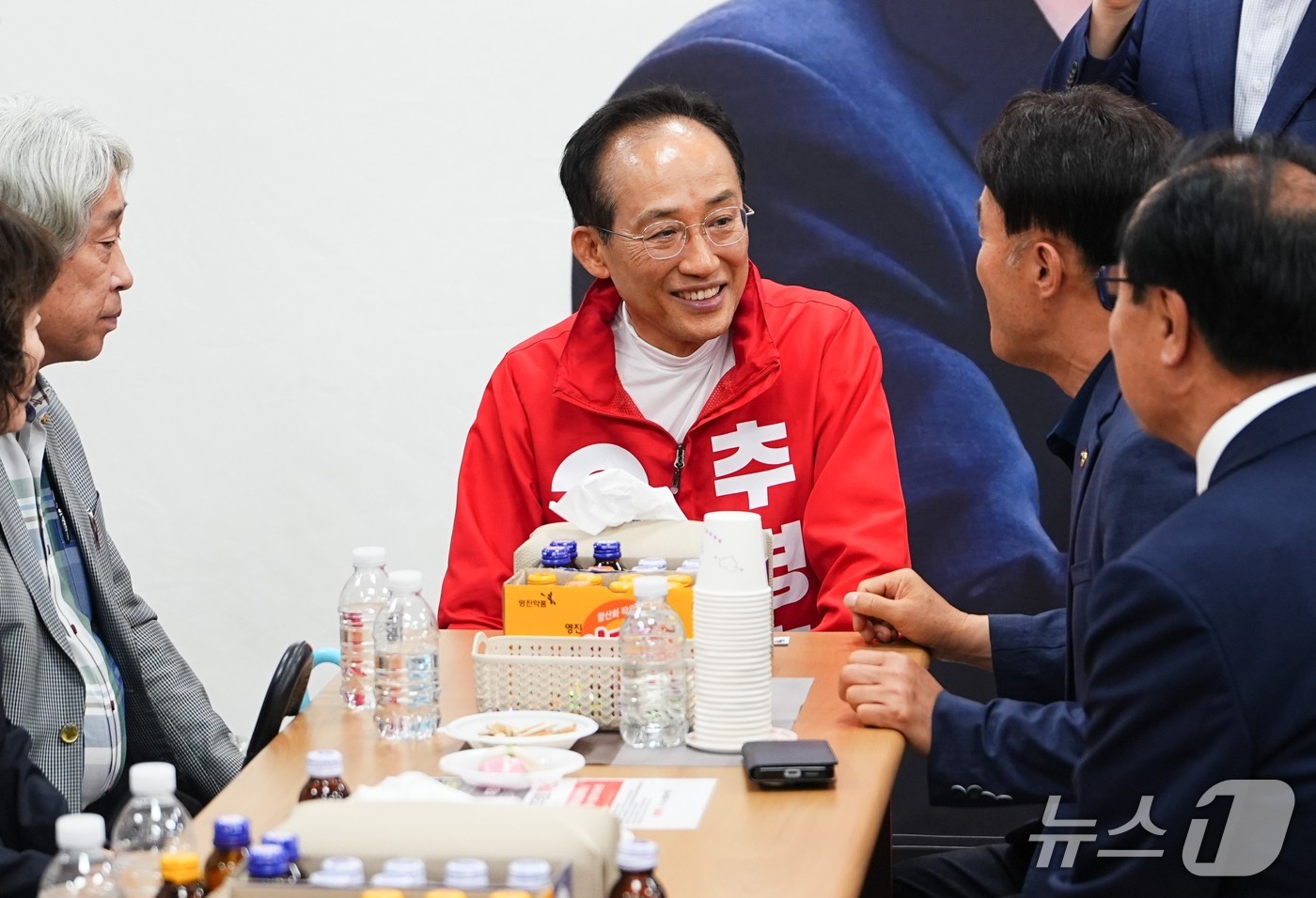 추경호 국민의힘 대구시장 예비후보가 대구시 신청사 건립과 관련해 "대구의 동·서 균형 발전과 달서구의 미래가 달린 핵심사업"이라며 정상 추진을 약속했다. 사진은 추 후보가 12일 '신청사로세우기 추진위'와 간담회를 하는 모습. (추경호 예비후보 캠프 제공. 재판매 및 DB 금지) 2026.5.12/뉴스