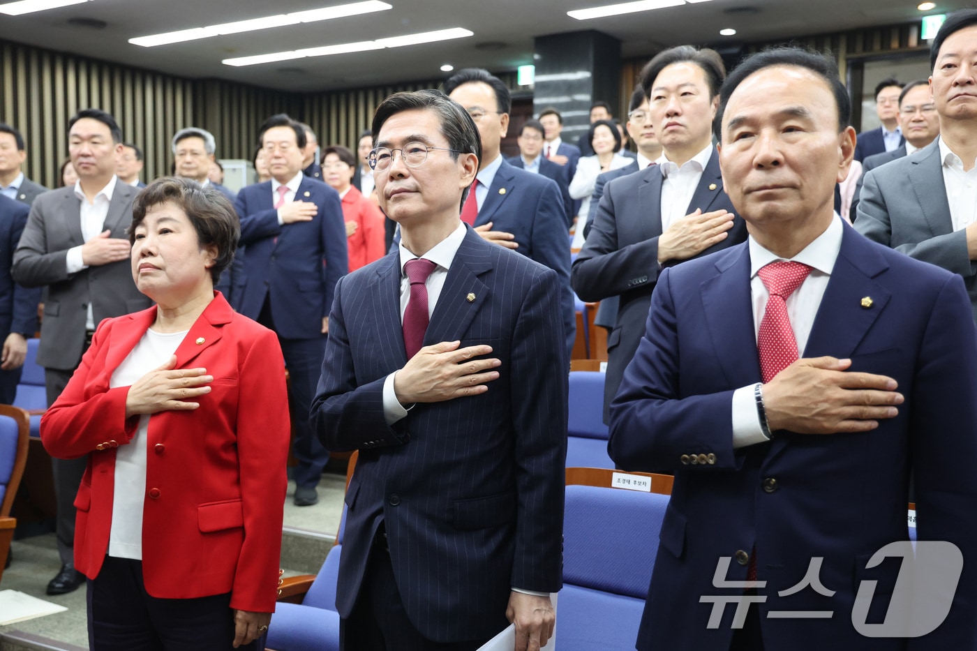 지난 5월 13일 제22대 국회 후반기 국회부의장에 출마한 조배숙(왼쪽부터), 조경태, 박덕흠 국민의힘 의원이 서울 여의도 국회에서 열린 국회부의장 후보자 선출 의원총회에서 국민의례를 하고 있는 모습. 2026.5.13 ⓒ 뉴스1 신웅수 기자