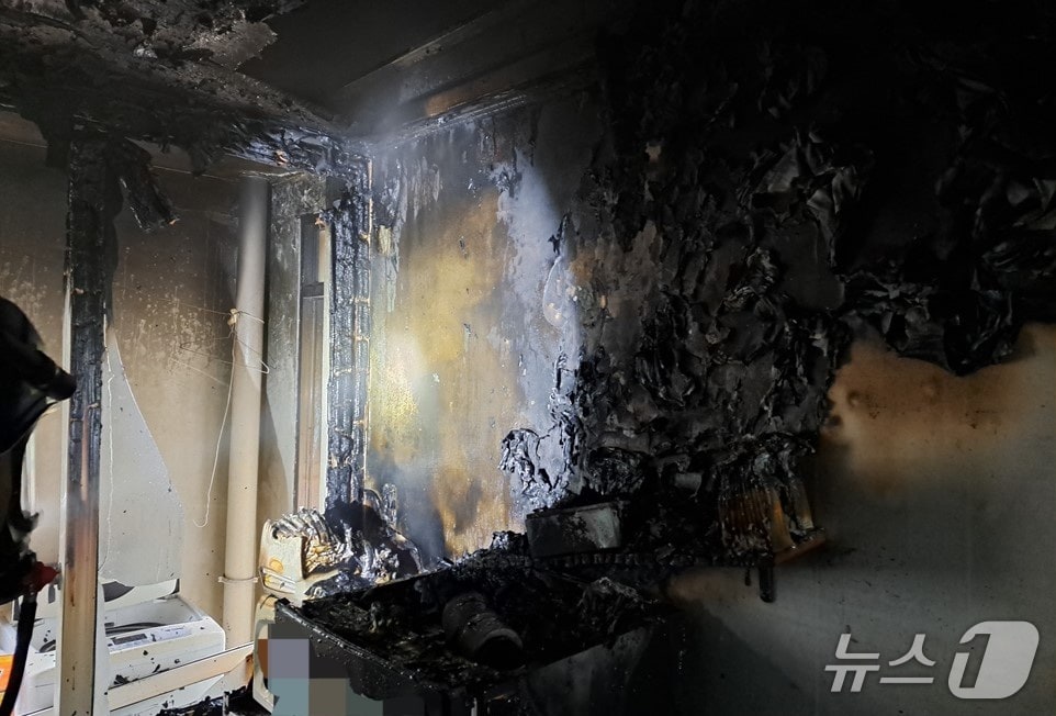 12일 오후 2시 19분쯤 경북 경산시 사동 한 아파트 5층에서 불이 나 진화 대원들이 불을 끄고 안전조치를 하고 있다(경북소방본부 제공. 재판매 및 DB 금지)2026.5.13/뉴스1