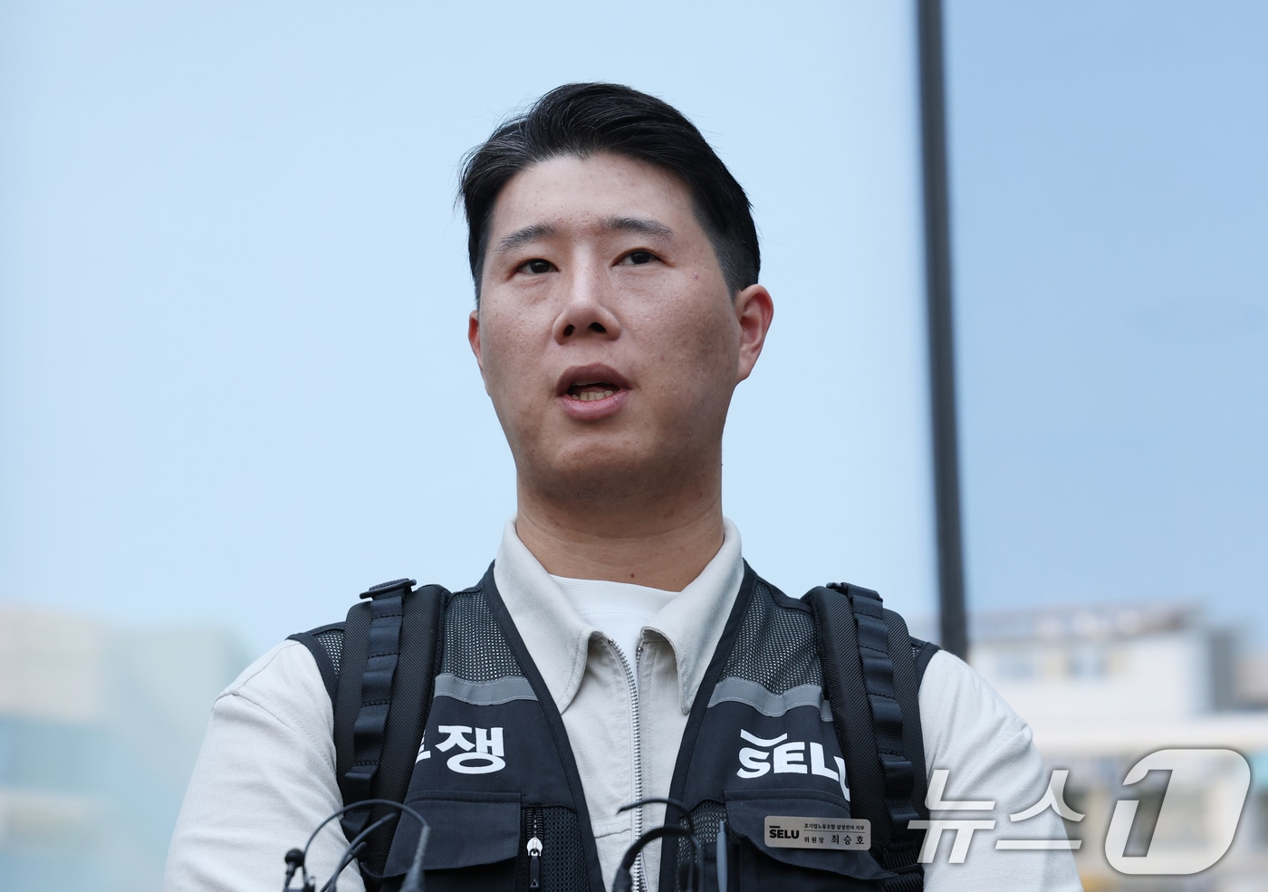 최승호 초기업노조 삼성전자지부 위원장이 13일 경기 수원시 영통구 수원지방법원에서 열린 삼성전자 노조 위법 쟁의행위 금지 가처분 신청 2차 심문을 마치고 나와 취재진의 질문에 답하고 있다. 2026.5.13 ⓒ 뉴스1 김영운 기자