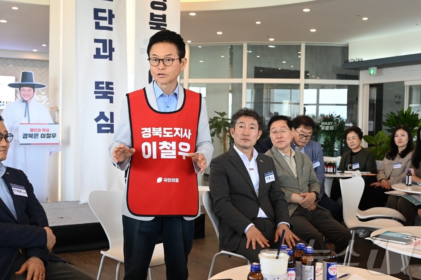 이철우 국민의힘 경북도지사 후보가 13일 선거사무소에서 경북사회복지연대와 정책제안 간담회를 갖고 복지 현안 개선 방안을 논의했다. /뉴스1