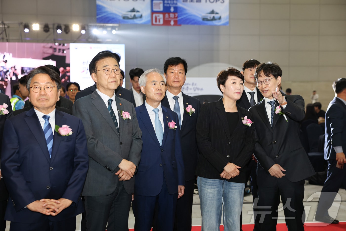 현대차·기아는 13일 광주광역시 김대중컨벤션센터에서 국토교통부, 광주광역시, 한국교통안전공단, 삼성화재, 오토노머스A2Z, 라이드플럭스와 함께 자율주행 실증도시 조성 사업 추진을 위한 업무협약을 체결했다고 밝혔다. 사진은 업무협약식에서 참석자들이 전시회 현장을 둘러보는 모습. 왼쪽부터 강기정 광주광역시장, 김윤덕 국토교통부 장관, 양부남·박균택·전진숙 국회의원, 박민우 현대차·기아 AVP본부장 사장. (현대차·기아 제공. 재판매 및 DB 금지) 2026.5.13 ⓒ 뉴스1