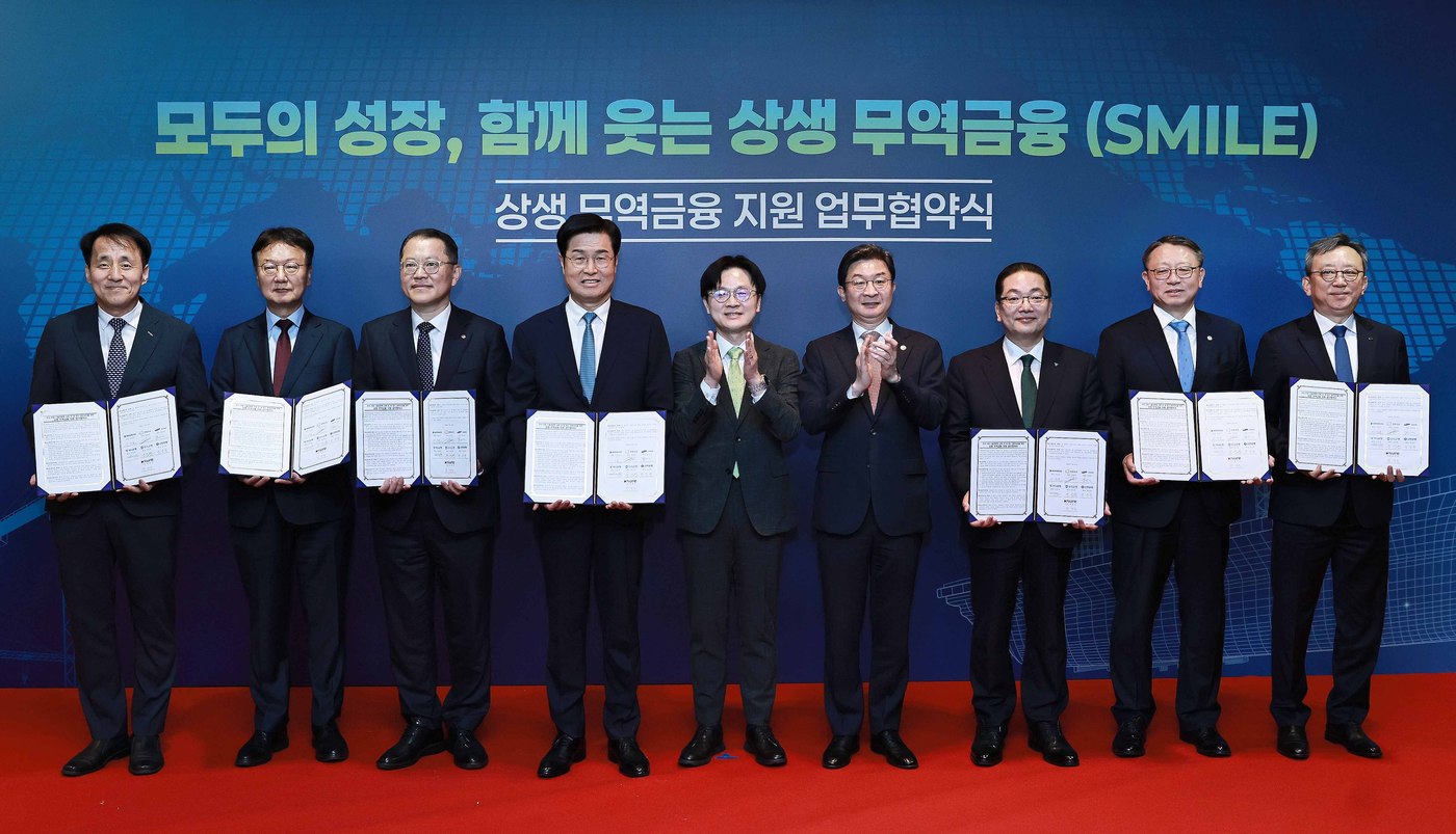 김정관 산업통상부 장관(가운데)은 13일 울산 현대라한호텔에서 열린 '상생 무역금융 지원 업무협약식'에 참석해, 대형조선 3사-시중은행 3사-한국무역보험공사 간 업무협약과 시중은행 3사-한국무역보험공사 간 업무협약 후 기념사진을 촬영하고 있다.(산업통상부 제공. 재판매 및 DB금지) 2026.5.13/뉴스1
