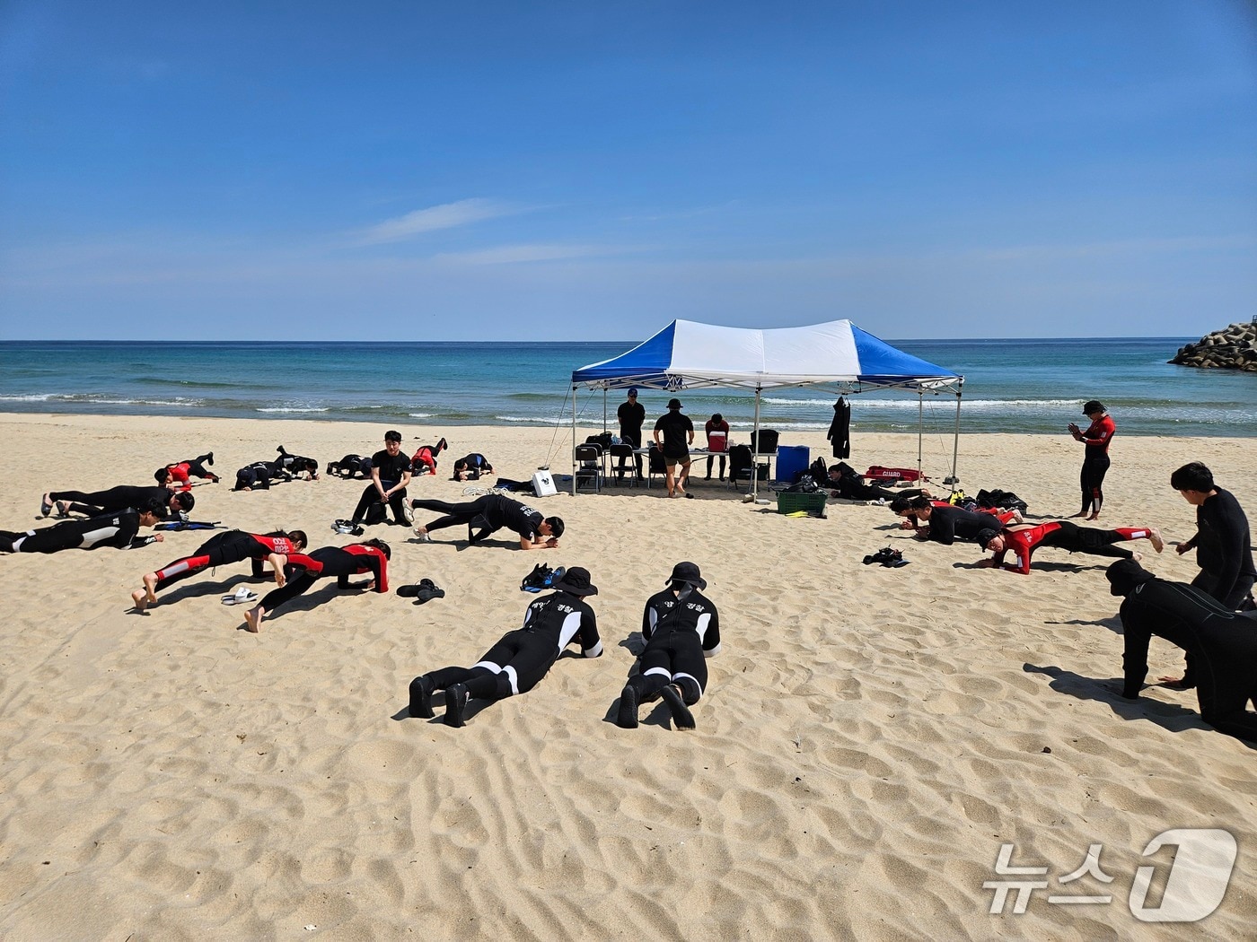 동해해양경찰서 소속 경찰관들이 구조역량 강화 훈련 전 몸풀기를 하고 있다.(동해해경 제공, 재판매 및 DB 금지) 2026.5.13/뉴스1