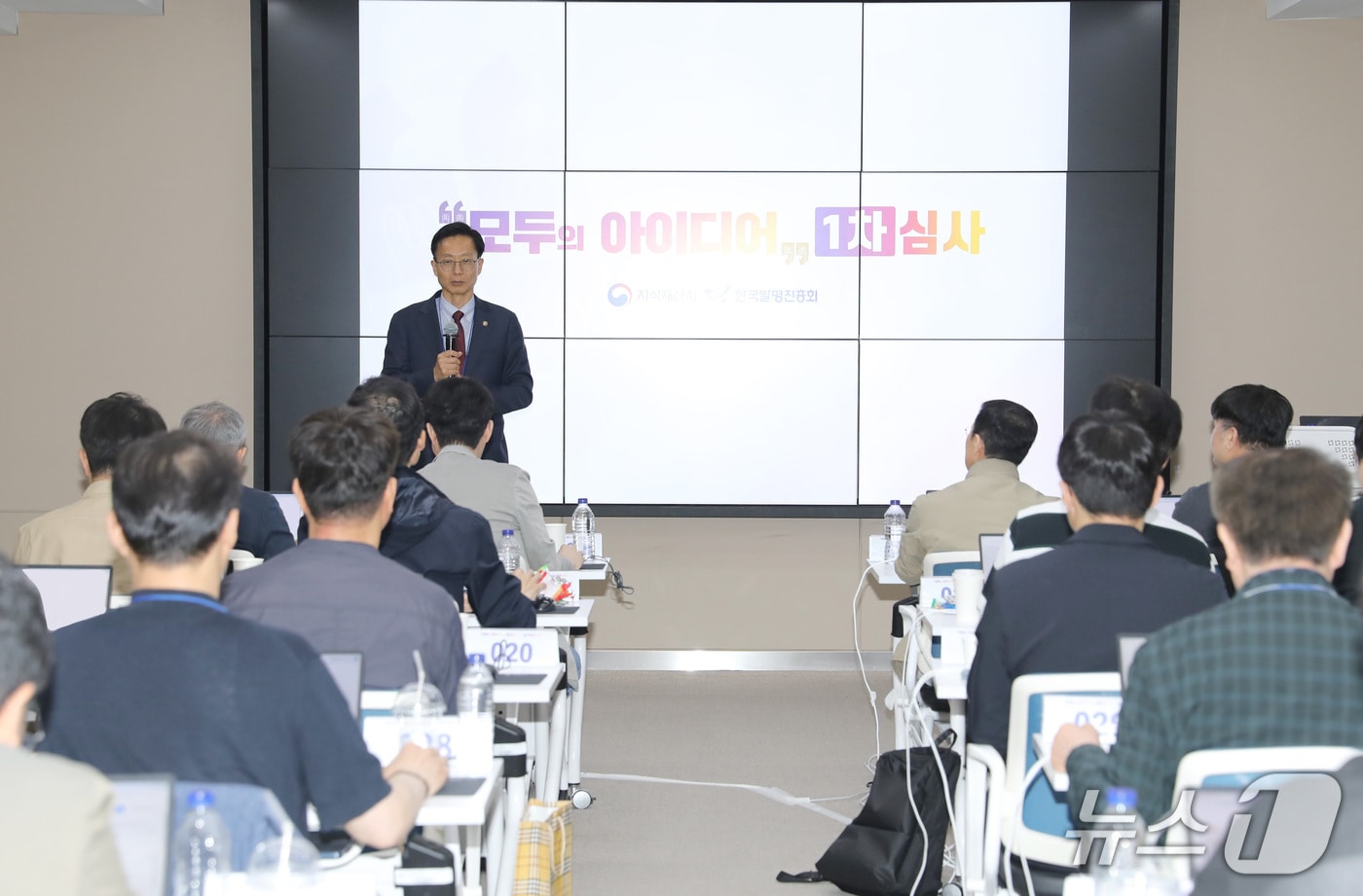 김용선 지식재산처장이 모두의 아이디어 프로젝트 1차 심사 현장을 방문해 심사위원들에게 격려의 말을 전하고 있다. (지식재산처 제공.재판매 및 DB금지)/뉴스1