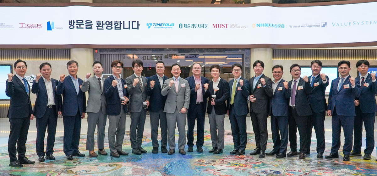 김성환 한국투자증권 사장(왼쪽 8번째)이 12일 서울 여의도 한투 본사에서 연 '우수 운용사 및 자문사 CEO 초청행사’에서 주요 운용사·자문사 대표들과 기념촬영 하고 있다. 한국투자증권 제공