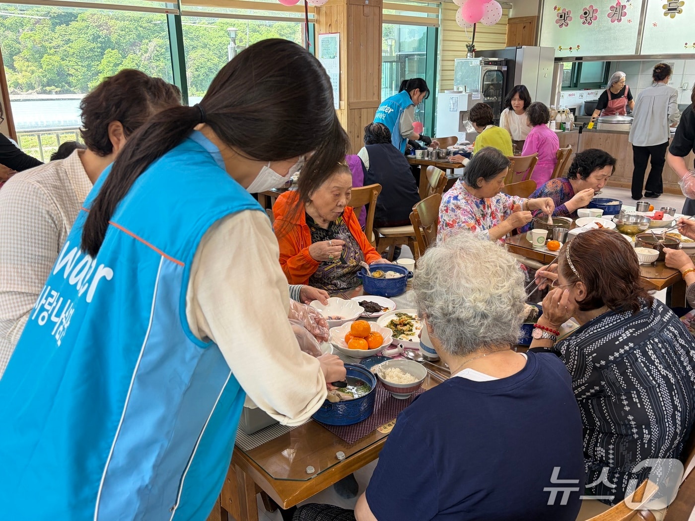 한국수자원공사(K-water) 인재개발원 봉사단이 배식 봉사를 진행하고 있다. (한국수자원공사 제공.재판매 및 DB금지)/뉴스1