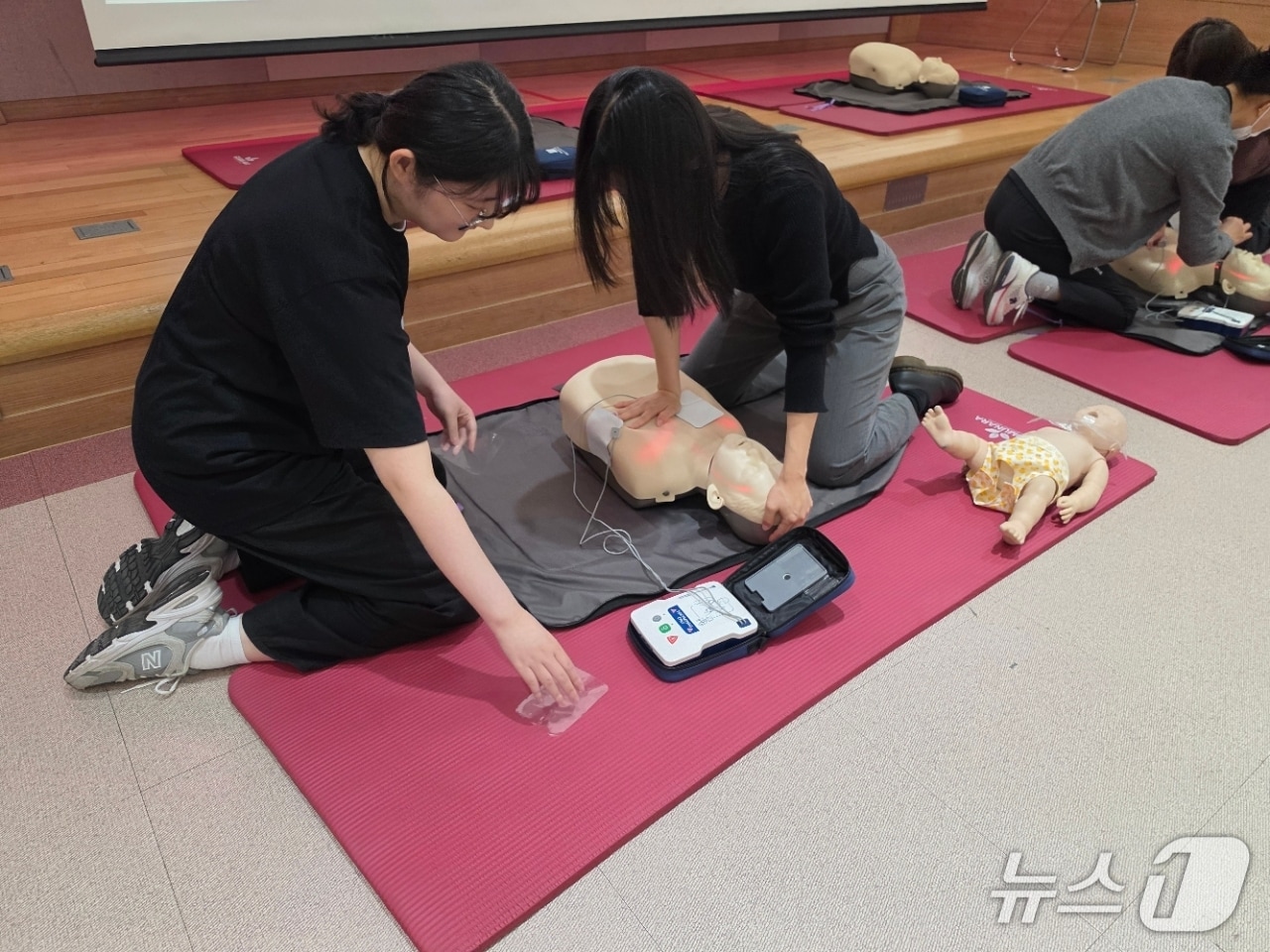12일 오후 2시께 고창군보건소 대회의실에서 상반기 영유아 응급처치 및 심폐소생술(CPR) 교육'이 진행되고 있다.(고창군 제공. 재판매 및 DB금지)