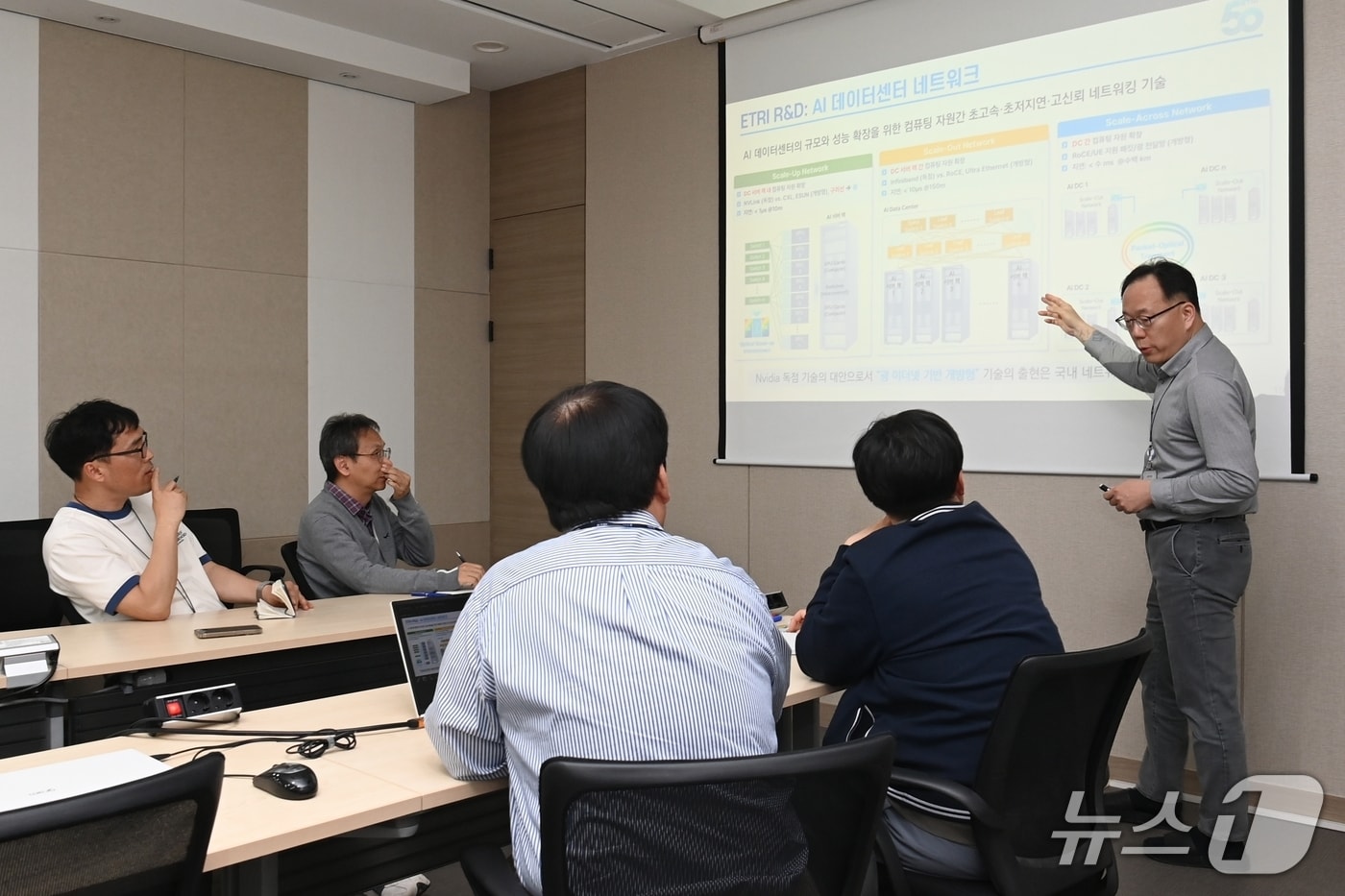 AI 고속도로 핵심 기술을 설명하는 한국전자통신연구원(ETRI) 연구진(ETRI 제공) /뉴스1