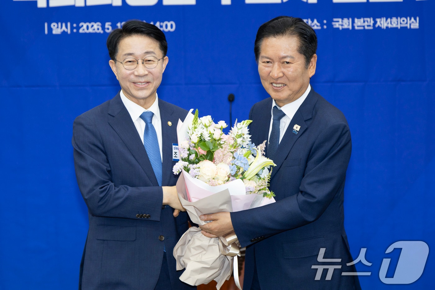 지난 5월 13일 정청래 더불어민주당 대표가 서울 여의도 국회에서 열린 국회의장 및 부의장 후보 선출 의원총회에서 제22대 국회 후반기 신임 국회의장 후보로 선출된 조정식 더불어민주당 의원에게 꽃다발을 전달하고 있는 모습. (공동취재) 2026.5.13 ⓒ 뉴스1 신웅수 기자