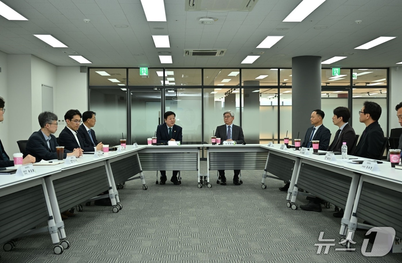 이홍섭 총장직무대행을 비롯한 국방대학교 관계자는 13일 충남대 김정겸 총장 등과 국방 AX 추진을 위한 협력 방안을 집중 논의했다.(충남대학교 제공.재판매 및 DB금지)/뉴스1