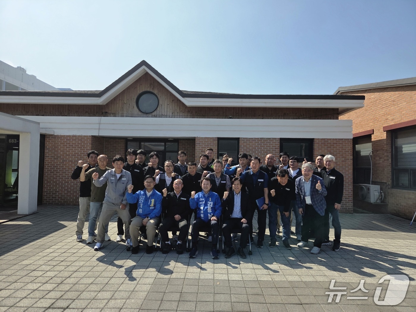 김용남 더불어민주당 평택을 국회의원 후보 가 평택항운노조와 간담회를 갖고 기념촬영을 하고 있다.(김용남 후보 선거사무소 제공 )