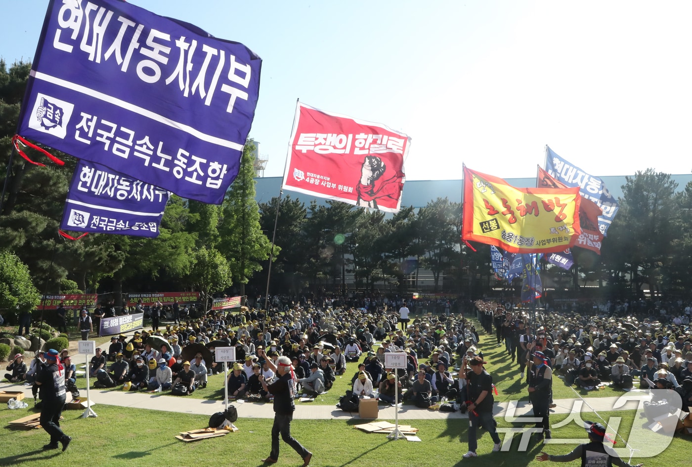 현대자동차 노조 조합원들이 13일 울산공장 본관 앞에서 '2026년 단체교섭 완전 승리를 위한 출정식'을 하고 있다. 2026.5.13 ⓒ 뉴스1 조민주 기자