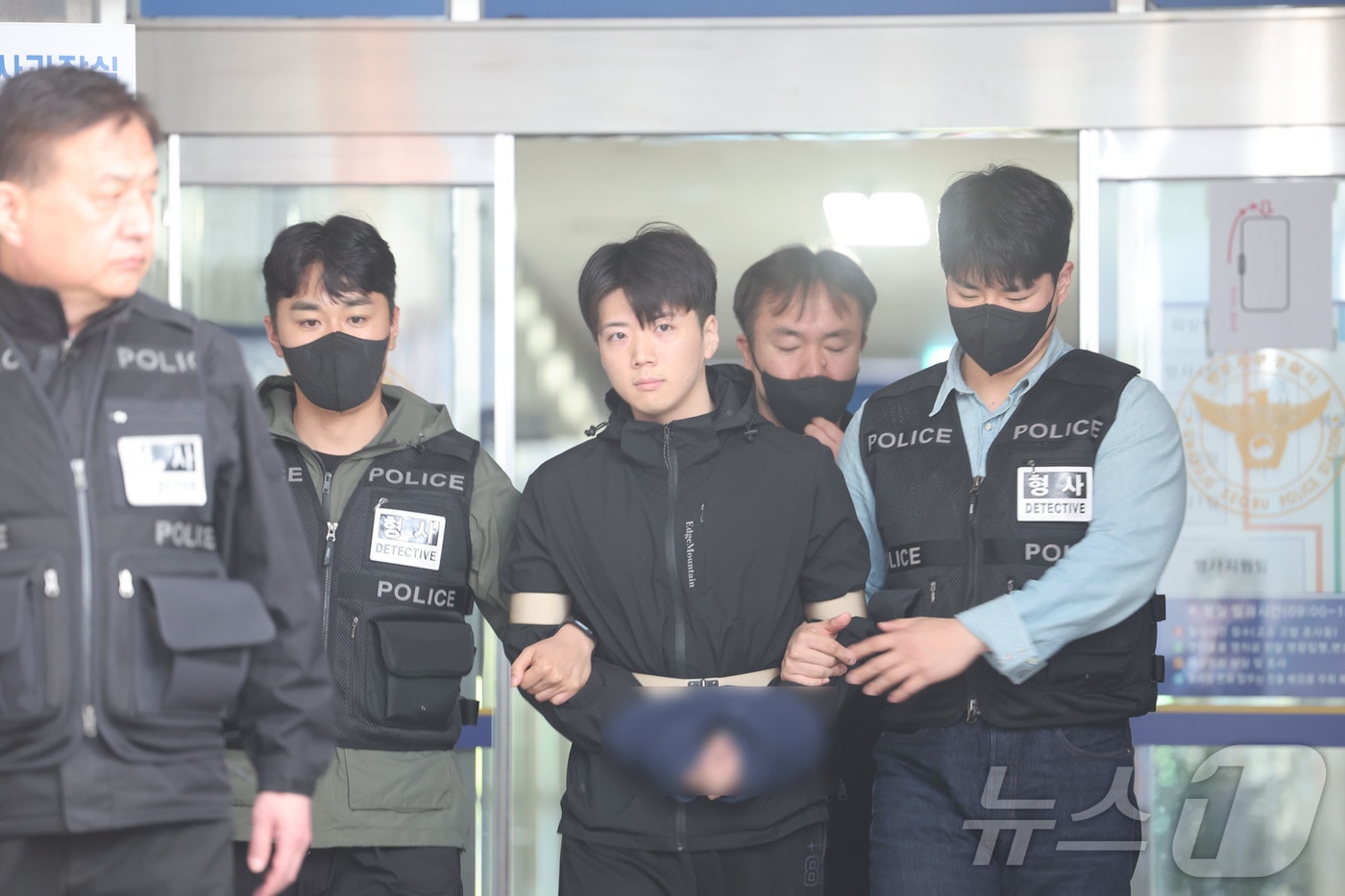 광주 도심에서 일면식도 없는 10대 여고생을 살해한 장윤기 씨가 14일 오전 광주 서부경찰서에서 검찰로 송치되고 있다. 2026.5.14 ⓒ 뉴스1 조수민 수습기자