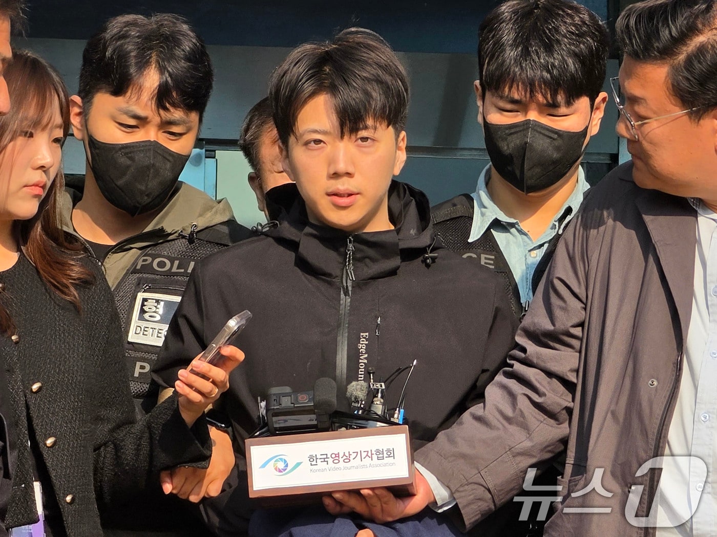 어린이날 광주 도심에서 일면식 없는 여고생을 살해해 살인·살인미수 등의 혐의를 받는 장윤기(23)가 14일 오전 광주 서부경찰서에서 검찰에 송치되고 있다. 장윤기는 이날 광주에선 처음으로 신상이 공개됐다. 2026.5.14 ⓒ 뉴스1 이수민 기자