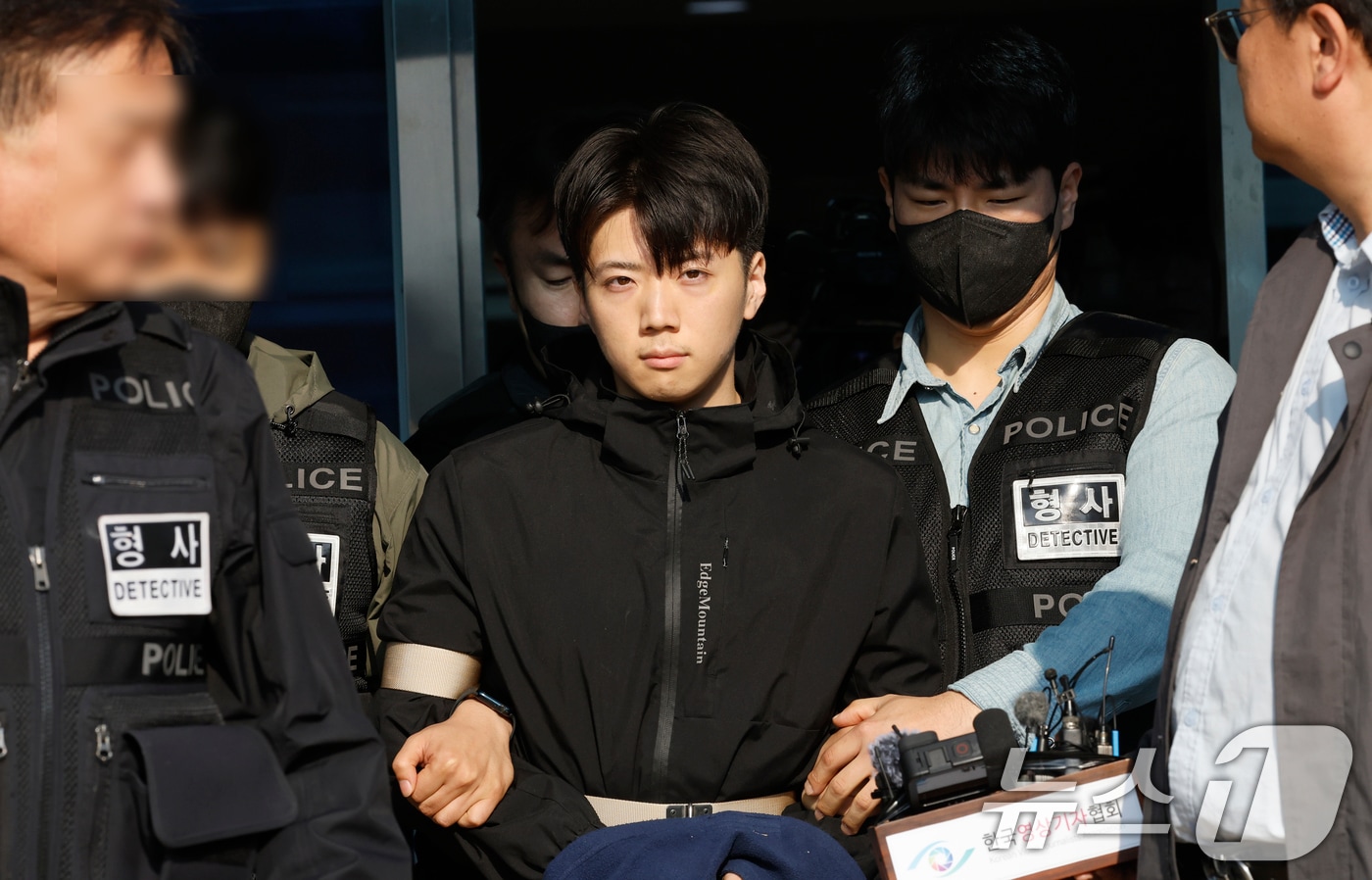 어린이날 광주 도심에서 일면식 없는 여고생을 살해해 살인·살인미수 등의 혐의를 받는 장윤기(23)가 14일 오전 광주 서부경찰서에서 검찰에 송치되고 있다. 장윤기는 이날 광주에선 처음으로 신상이 공개됐다. 2026.5.14 ⓒ 뉴스1 김태성 기자