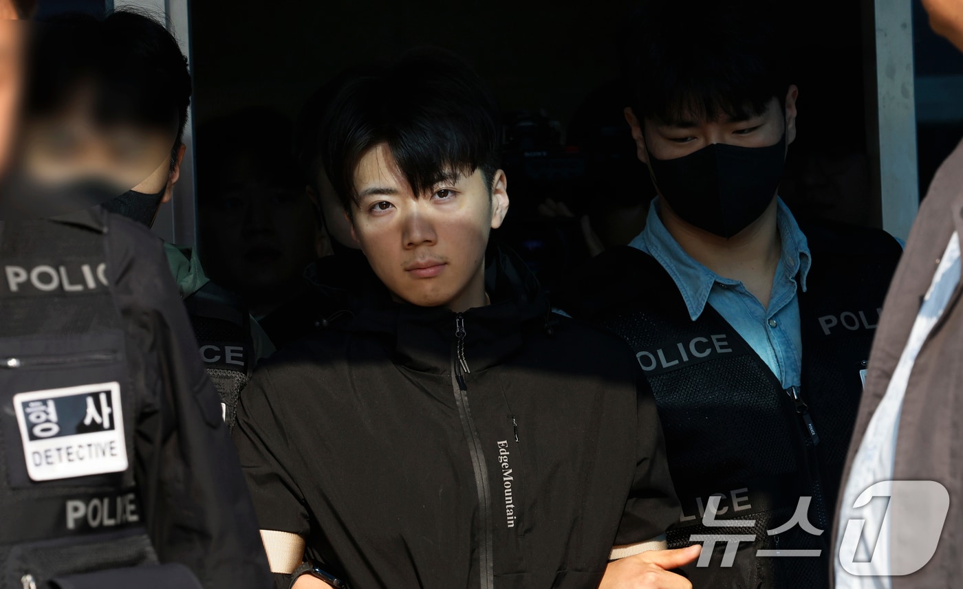 어린이날 광주 도심에서 일면식 없는 여고생을 살해해 살인·살인미수 등의 혐의를 받는 장윤기(23)가 14일 오전 광주 서부경찰서에서 검찰에 송치되고 있다. 장윤기는 이날 광주에선 처음으로 신상이 공개됐다. 2026.5.14 ⓒ 뉴스1 김태성 기자