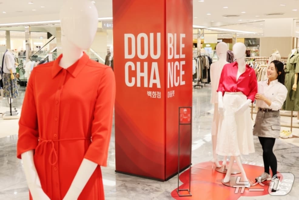 롯데백화점 대구점 직원이 '더블 찬스 위크' 행사를 앞두고 매장 내 상품을 진열하고 있다.(롯데백화점 제공, 재판매 및 DB 금지)