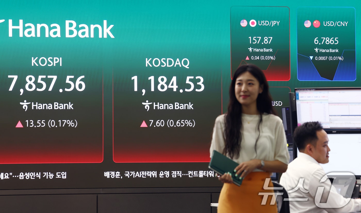 14일 오전 서울 중구 하나은행 본점 딜링룸 전광판에 코스피 지수 등이 나오고 있다. 2026.5.14 ⓒ 뉴스1 김민지 기자