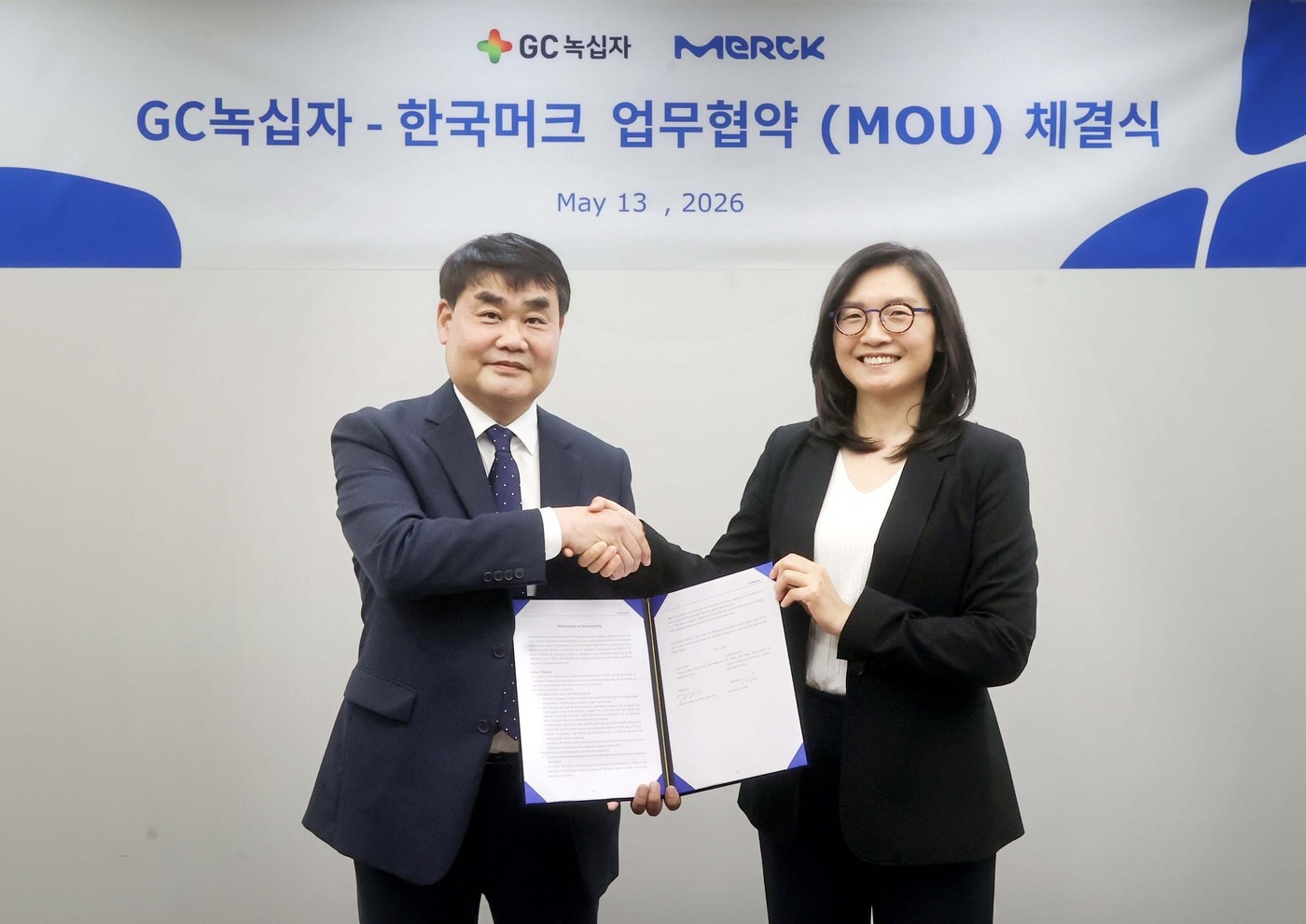 전략적 업무 협약(MOU) 진행 후 기념 사진 촬영 중인 신웅 GC녹십자 운영 총괄 부문장(왼쪽), 김영임 머크 라이프사이언스 프로세스 솔루션 비즈니스 대표(오른쪽). (GC 제공) 