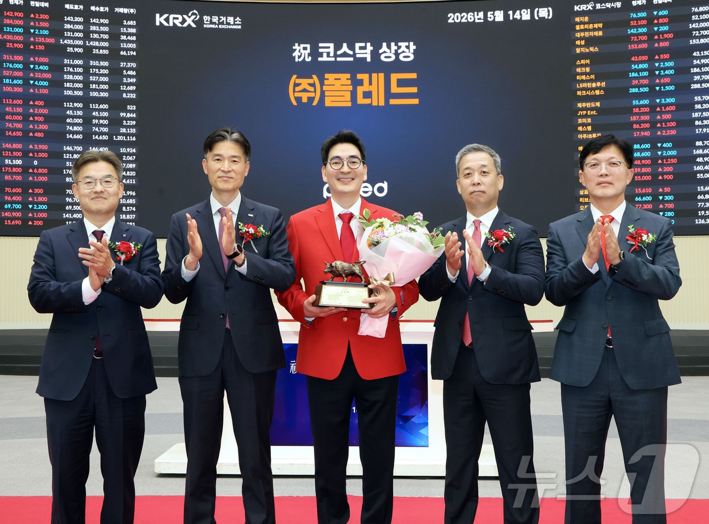 상장 기념식 후 기념 사진 촬영하는 박종식 한국IR협의회 부회장, 민경욱 한국거래소 코스닥시장본부장, 이형무 폴레드 대표이사, 윤병운 NH투자증권 대표이사, 안승근 코스닥협회 부회장의 모습. (한국거래소 제공. 재판매 및 DB 금지) 2026.5.14 ⓒ 뉴스1