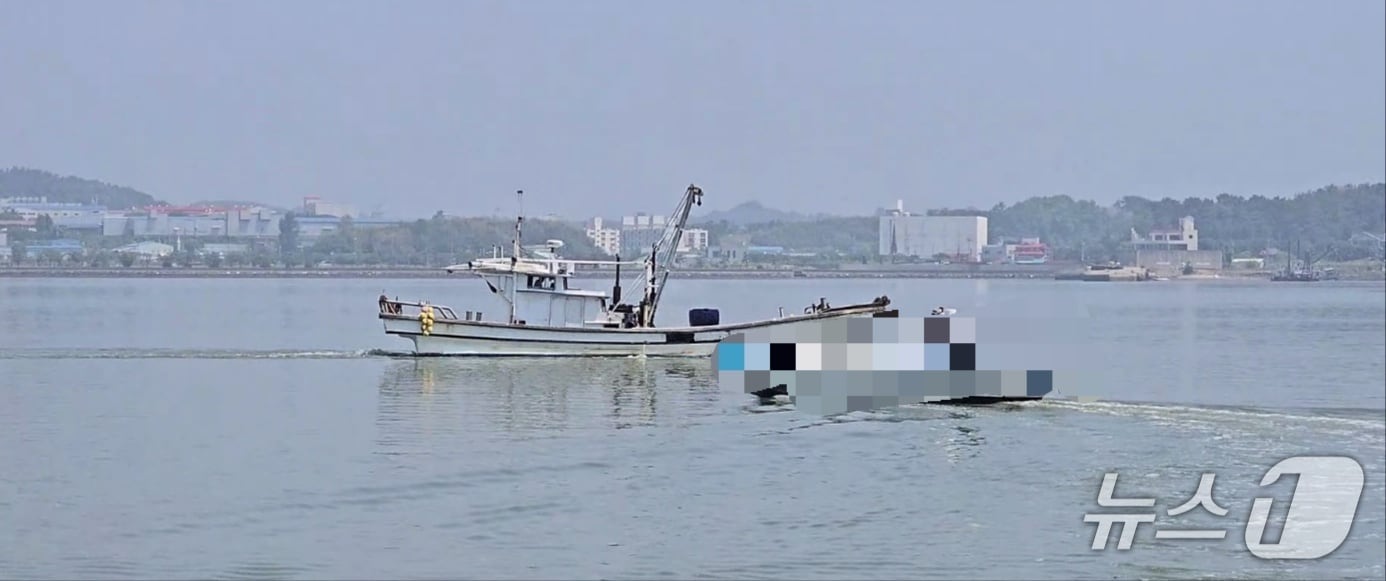 A 씨가 무면허 상태로 시운항한 어선.(군산해경 제공. 재판매 및 DB금지)