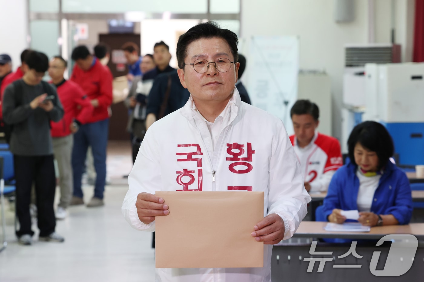 황교안 자유와혁신 경기 평택을 후보가 14일 경기 평택시 이충동 평택시선거관리위원회에서 후보자 등록을 하고 있다. 2026.5.14 ⓒ 뉴스1 김영운 기자