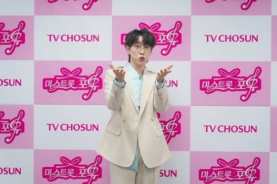 가수 안성훈 MC 전격 데뷔, 트롯 듀엣쇼 촬영장 비하인드와 새로운 모습 공개